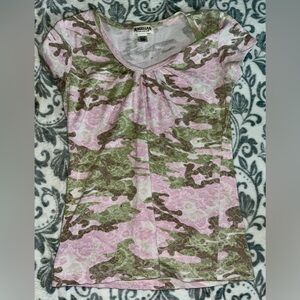 Magellan Women’s V Neck T Shirt Pink and Camouflage Print Size Medium.
